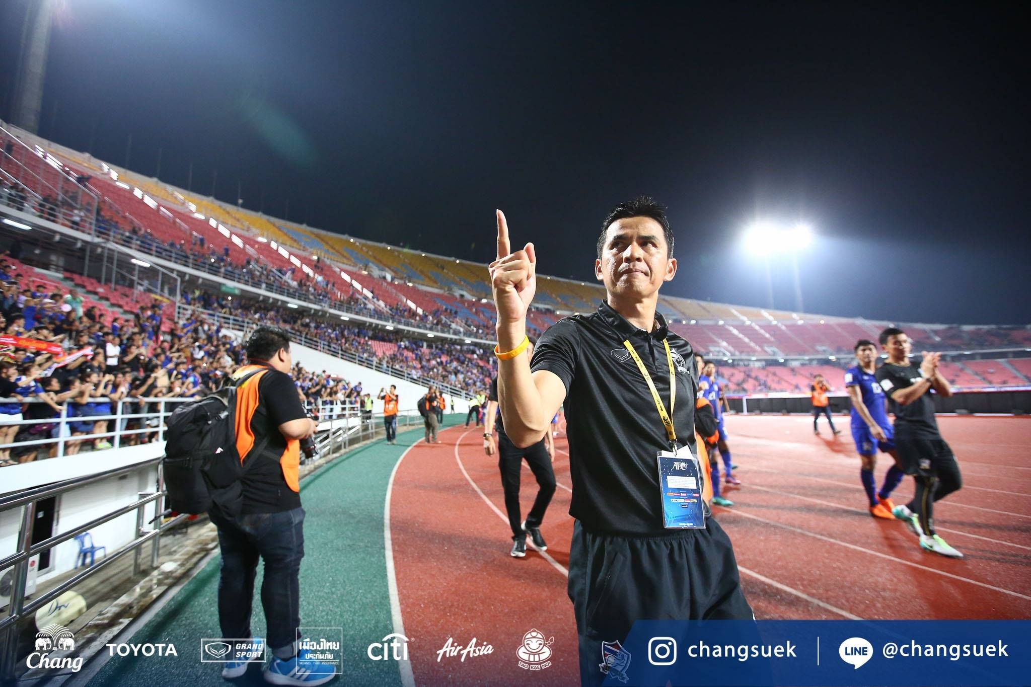 Kiatisuk bật khóc sau trận hòa Úc 2-2
