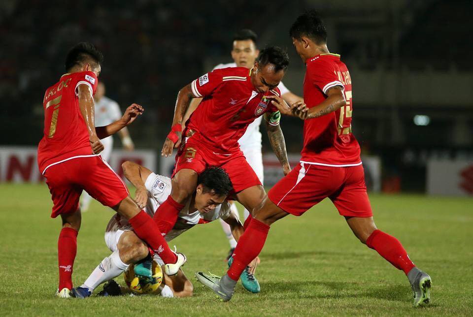 Myanmar chơi khá rắn và đã nhận thẻ vàng đầu tiên trong trận