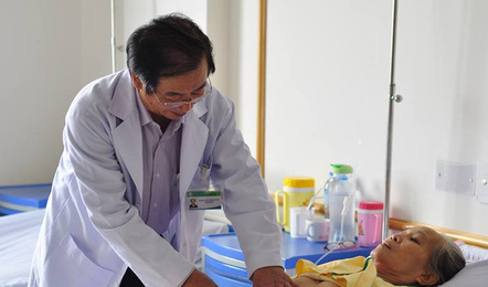 Người đàn bà mang khối u túi mật lớn dị thường