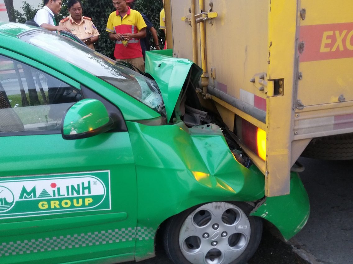 
Đầu chiếc taxi găm chặt v&agrave;o đu&ocirc;i xe tải
