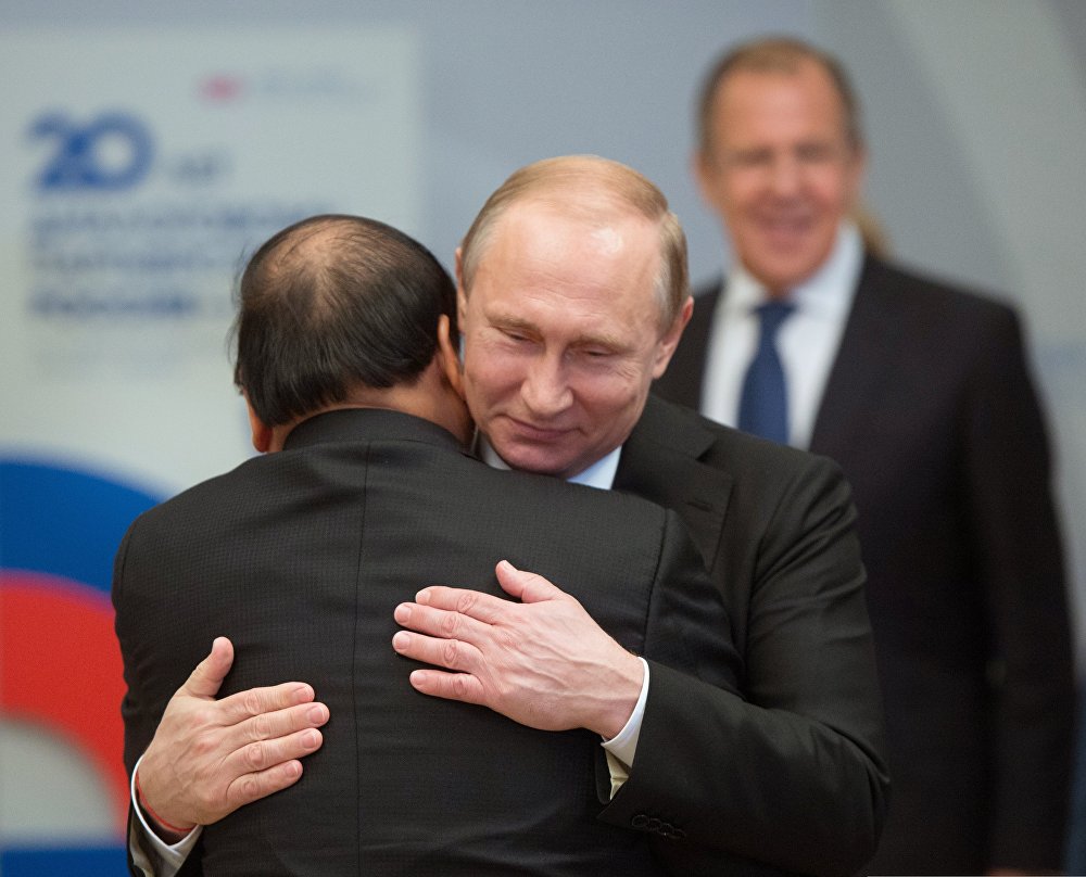 Tổng thống Putin nồng thắm ôm Thủ tướng Nguyễn Xuân Phúc