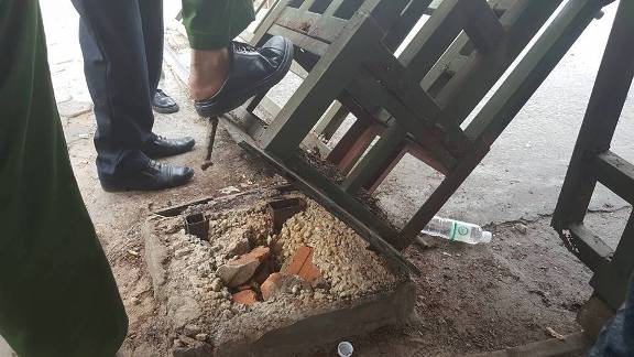 
Trụ c&aacute;nh cổng bị x&ocirc; đổ
