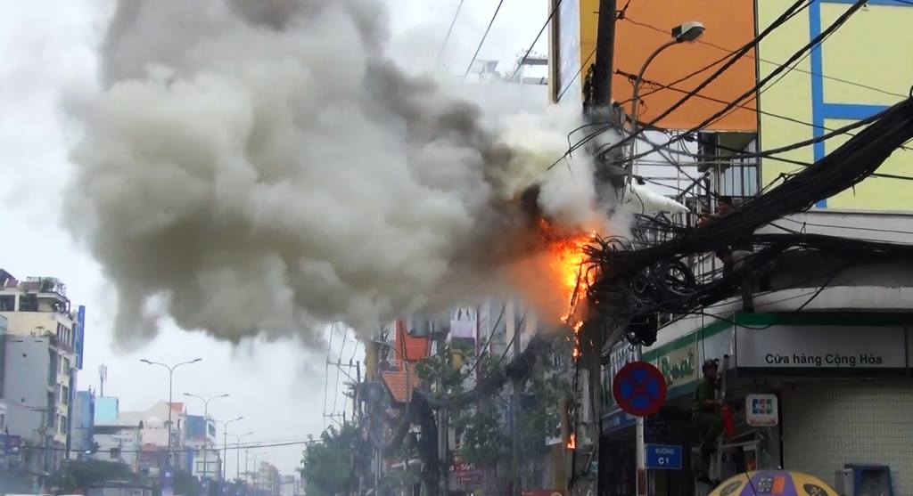 
B&oacute; c&aacute;p ch&aacute;y ng&ugrave;n ngụt
