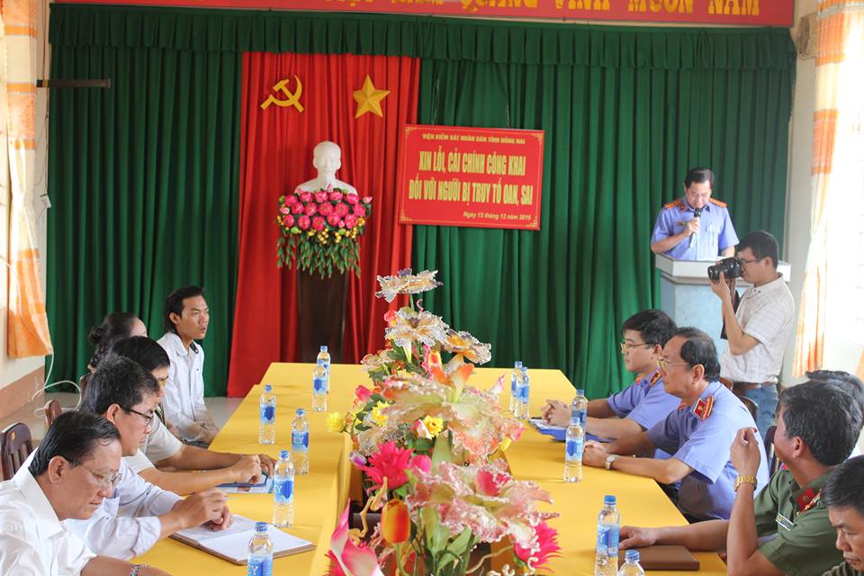 Quang cảnh buổi xin lỗi của VKSND tỉnh Đồng Nai tại trụ sở UBND x&atilde; Ph&uacute; Lộc