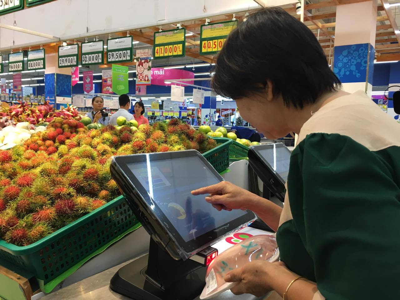 
Kh&aacute;ch h&agrave;ng tự thao t&aacute;c soi nguồn gốc thịt heo
