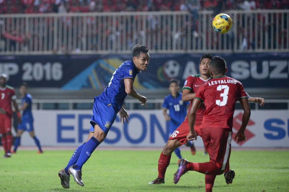 Teerasil Dangda đánh đầu mở tỉ số cho Thái Lan