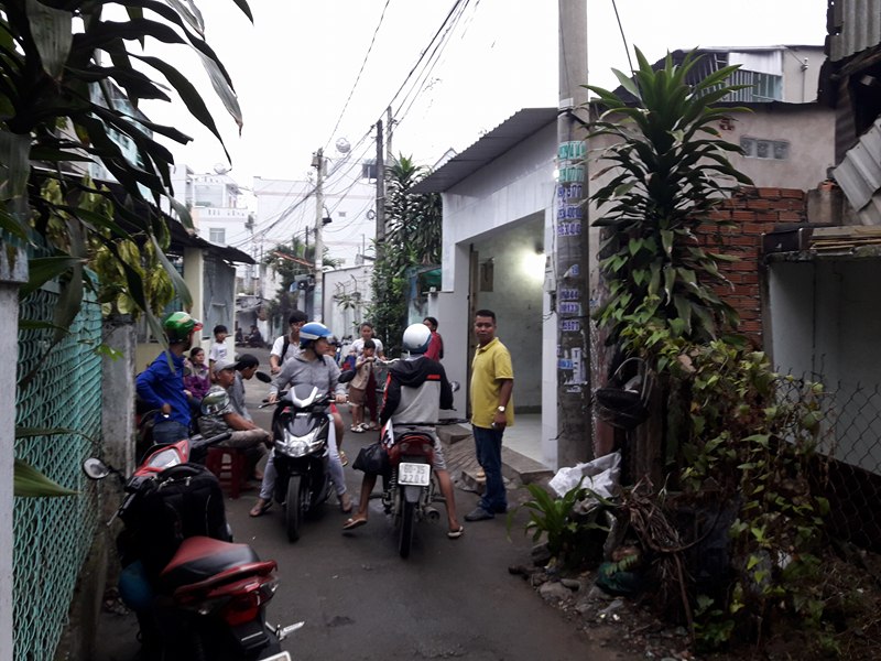 Mẹ dậy sớm, thấy con treo cổ chết trong nhà