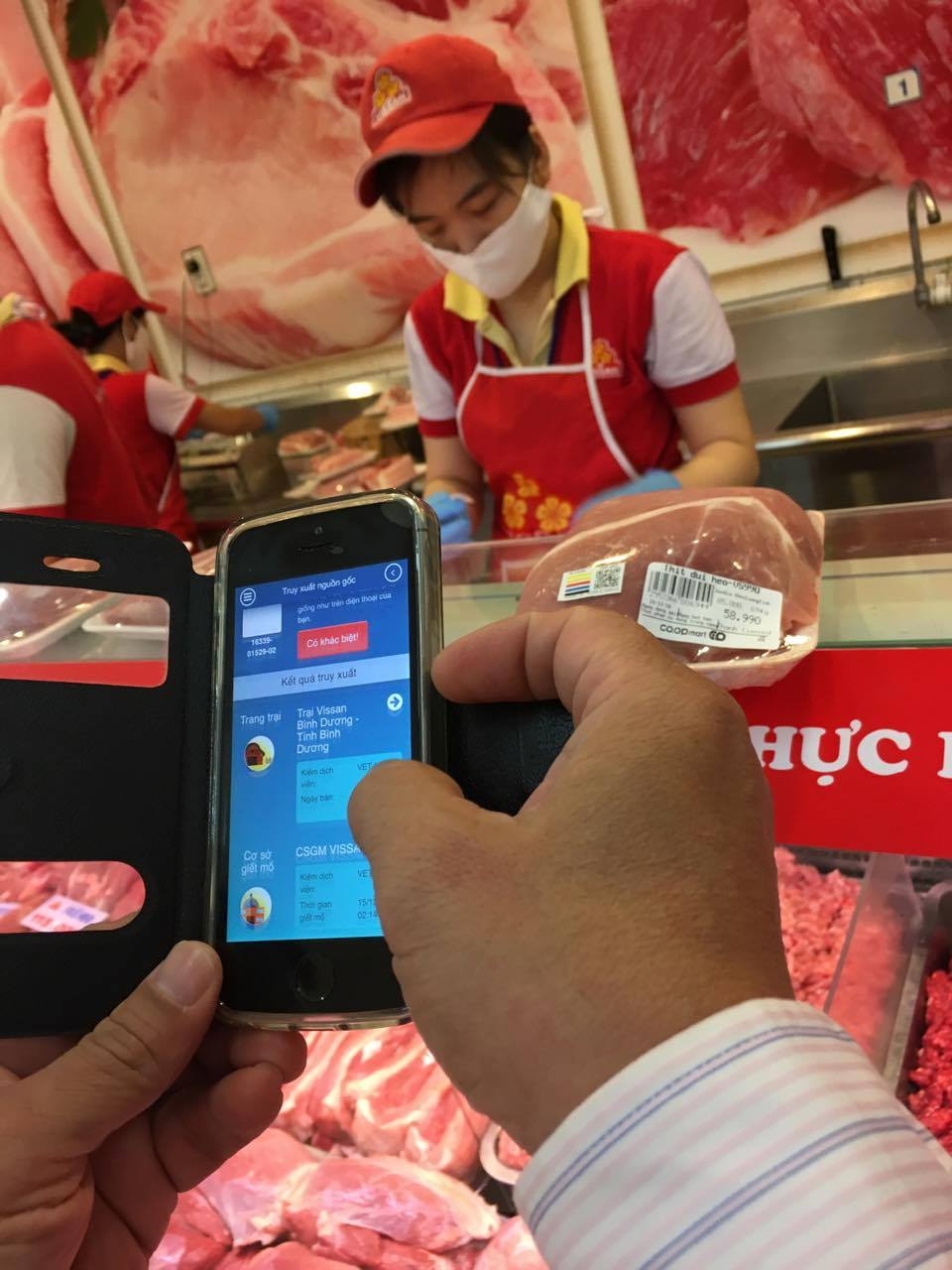 
Kết quả soi thể hiện đầy đủ th&ocirc;ng tin từ trại nu&ocirc;i, l&ograve; giết mổ, nơi ph&acirc;n phối sỉ v&agrave; nơi b&aacute;n lẻ miếng thịt heo

