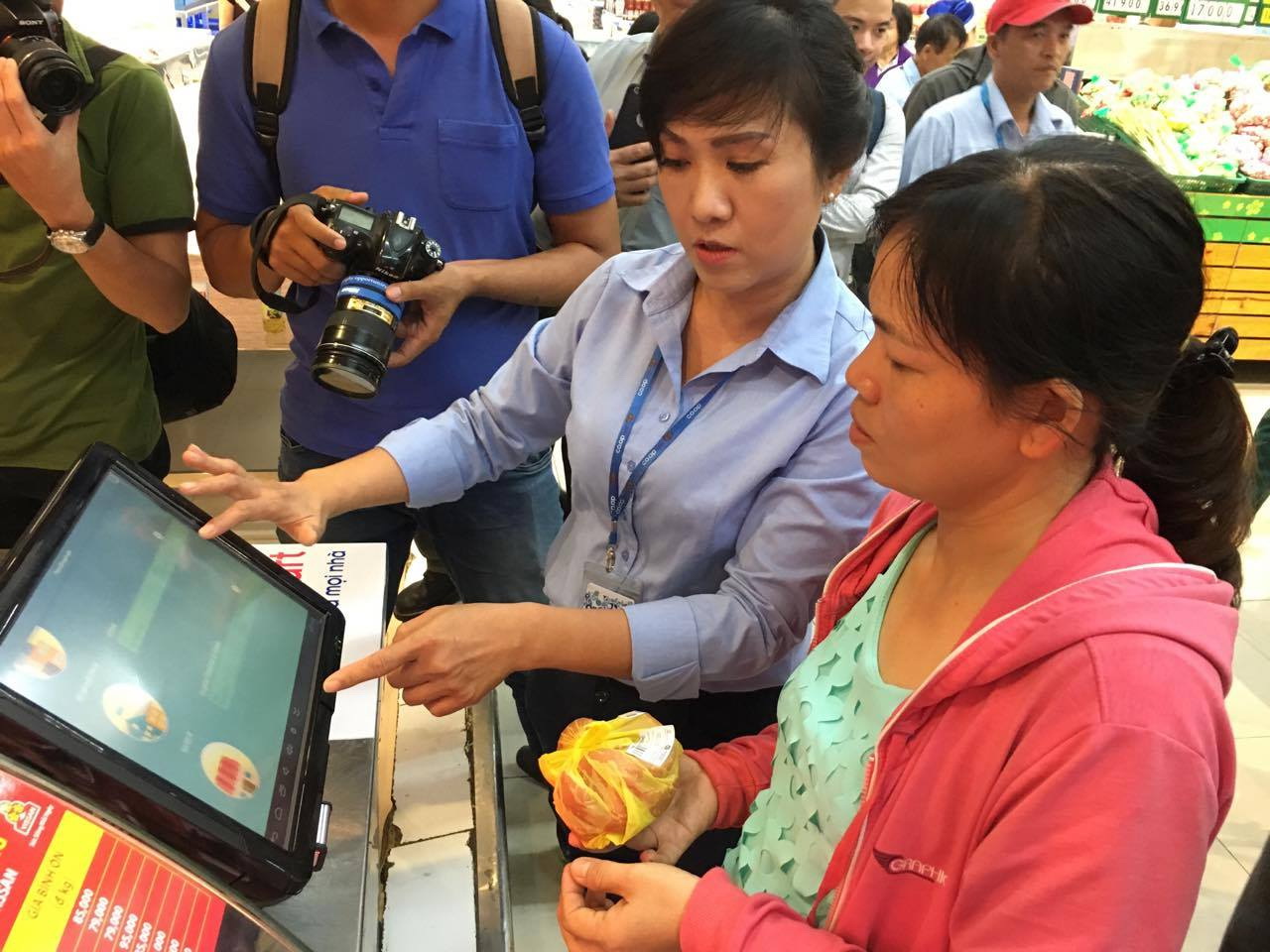 
Nh&acirc;n vi&ecirc;n Co.opmart Foodcosa Quang Trung (G&ograve; Vấp) hướng dẫn kh&aacute;ch h&agrave;ng c&aacute;ch kiểm tra nguồn gốc thịt heo bằng m&aacute;y soi đặt tại si&ecirc;u thị
