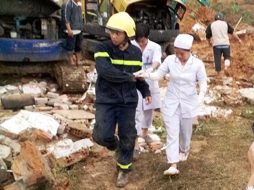 
Y b&aacute;c sĩ Bệnh vi&ecirc;n đa khoa Kh&aacute;nh H&ograve;a đang đưa 1 chiến sĩ ph&ograve;ng ch&aacute;y chữa ch&aacute;y bị thương ở tay khi đang cứu nạn để cấp cứu
