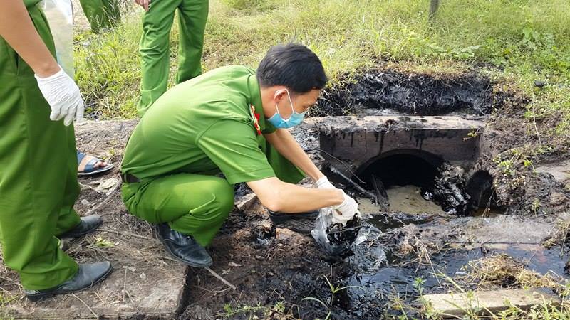 Bắt quả tang một công ty xả thải bẩn ra môi trường