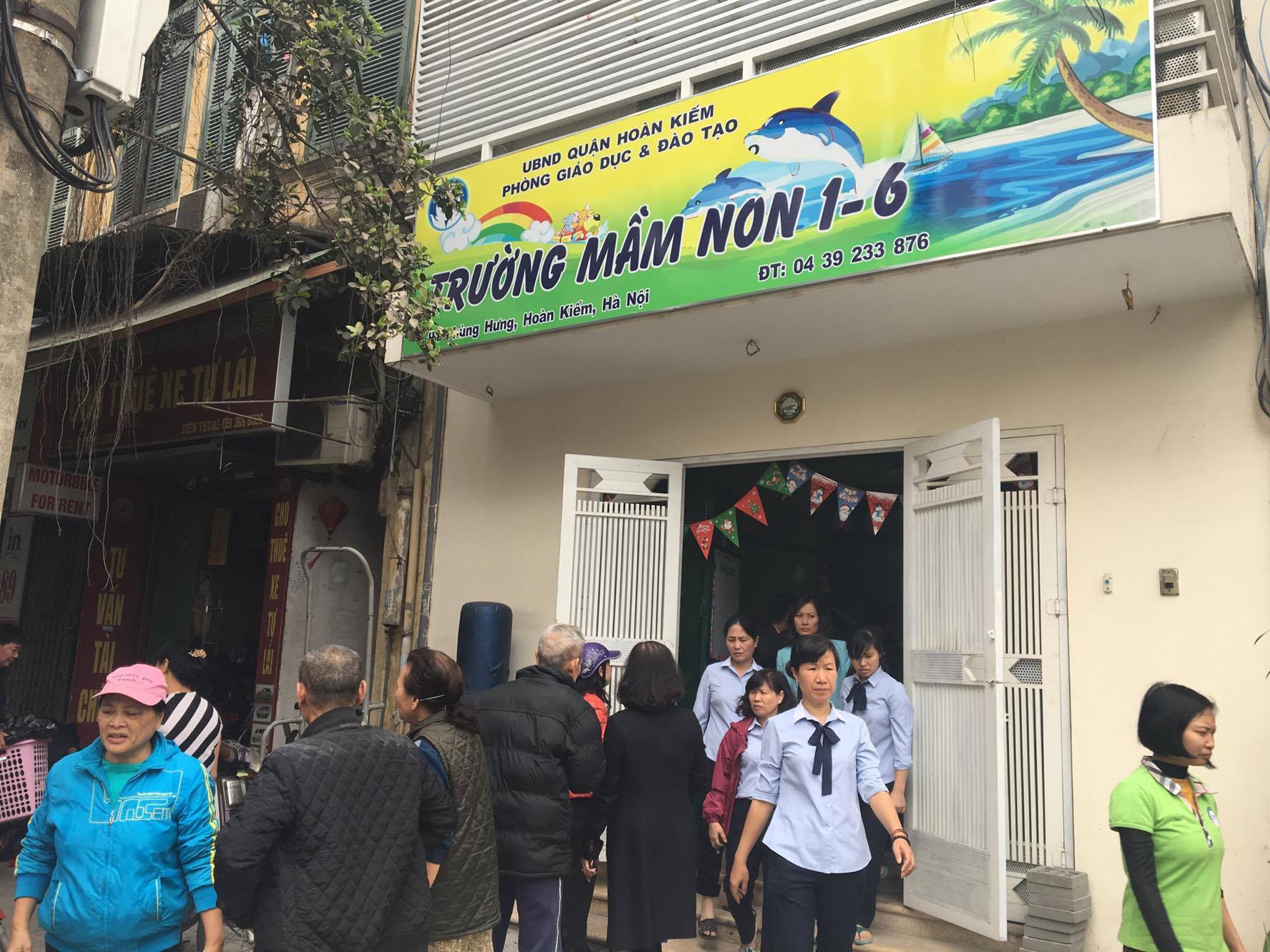 Trường mầm non ở số 91 Phùng Hưng đã phải di chuyển đồ đạc để tránh nguy cơ cháy lan sang