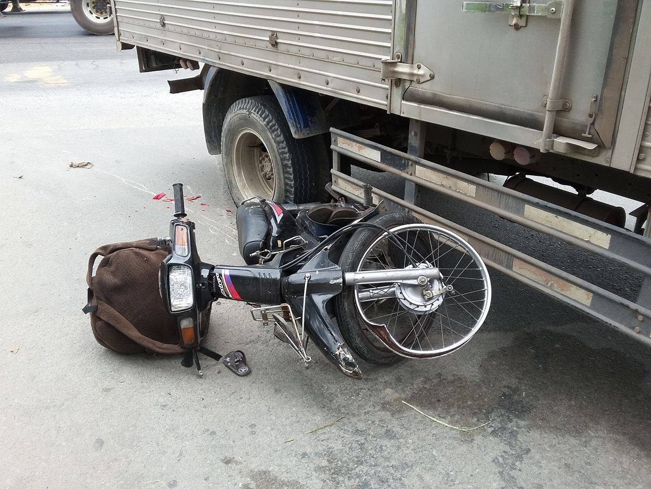 Hai cha con bị xe tải tông trước Nghĩa trang TP HCM
