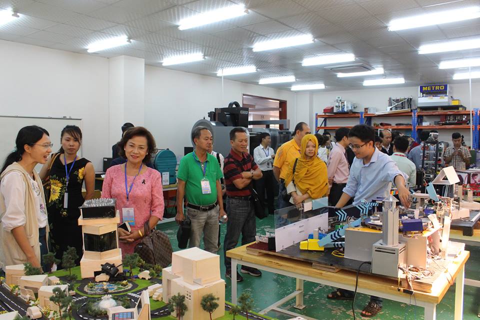 Kiều bào về dự Hội nghị kiều bào thế giới thăm ĐH Quốc tế tại TP HCM