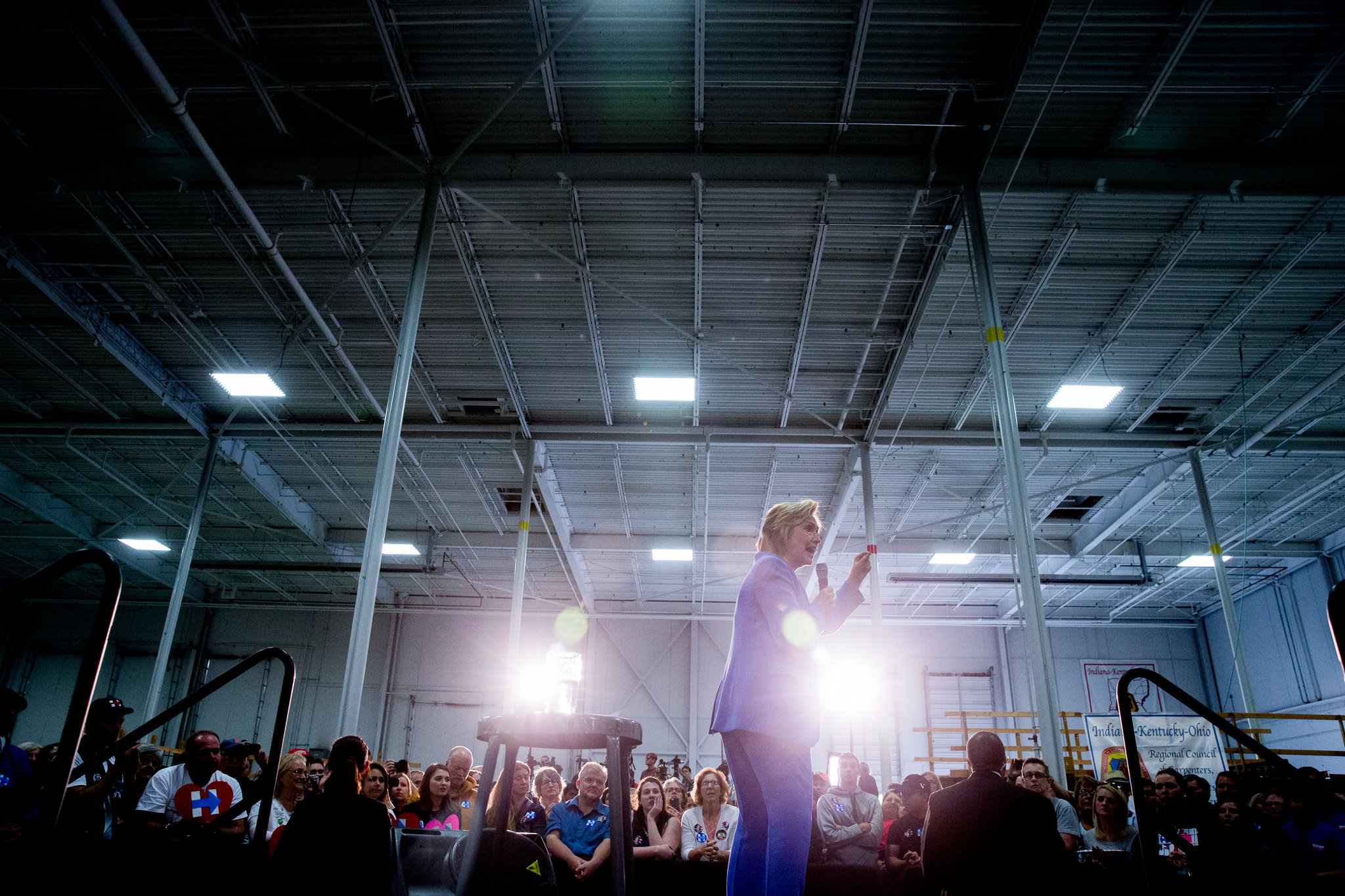 Bà Hilary Clinton nhờ chồng “hồi sinh nền kinh tế”