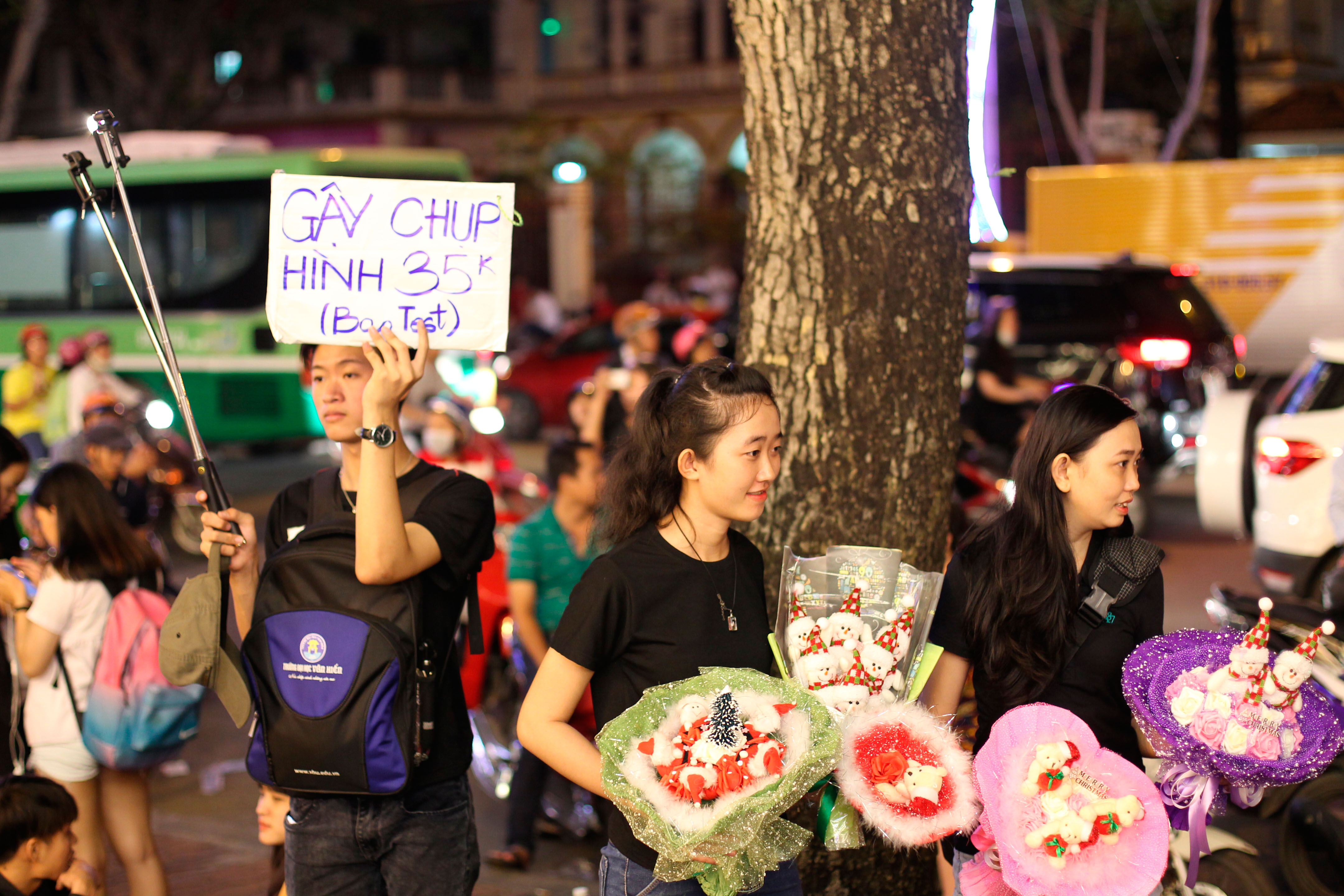Các bạn trẻ tranh thủ bán gậy chụp hình và các món quà Noel