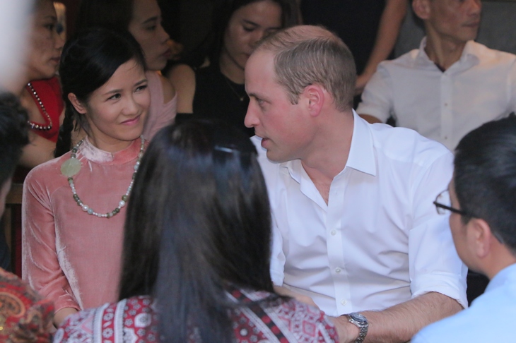 Ông trò chuyện với mọi người, trong đó có Bống Hồng Nhung, cũng là một đại sứ chống tiêu thụ sừng tê giác