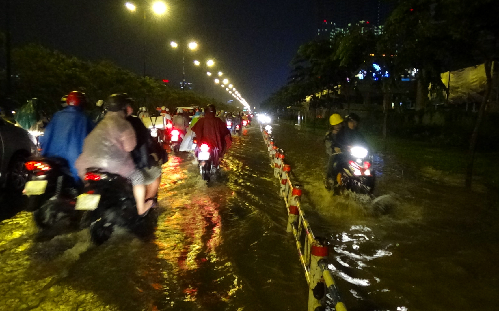 
Khu vực xa lộ H&agrave; Nội đoạn từ Thảo Điền về tới ch&acirc;n cầu S&agrave;i G&ograve;n cũng ngập nặng tới nửa b&aacute;nh xe khiến c&aacute;c phương tiện giao th&ocirc;ng di chuyển hết sức kh&oacute; khăn.

