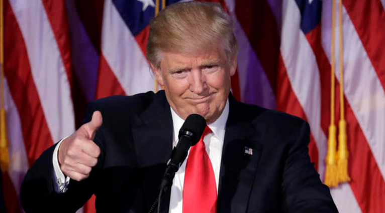 Nhìn ông Donald Trump (ảnh trên bên phải) quá khác biệt trong bức ảnh này. Ảnh: CBS NEWS