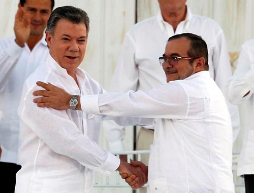 Tổng thống Juan Manuel Santos (trái) và thủ lĩnh FARC Rodrigo Londono hồi tháng 9-2016 Ảnh: REUTERS
