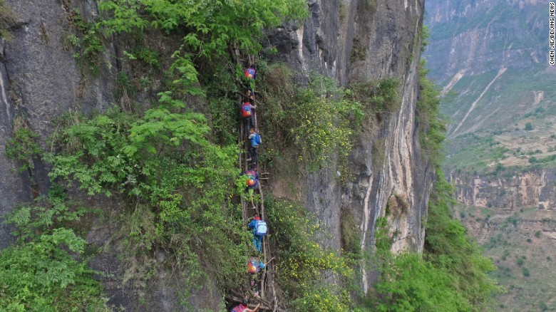 Trung Quốc: Hãi hùng cảnh trẻ em leo "thang trời" đến trường