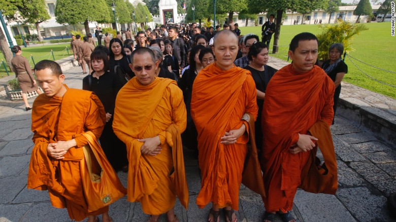 Các nhà sư tham gia đoàn rước linh cữu quốc vương. Ảnh: AP