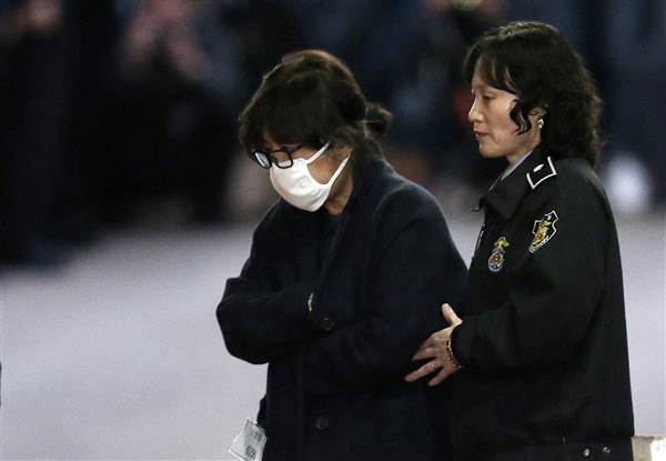 Bà Choi Soon-sil được hộ tống ra khỏi Tòa án Trung tâm Seoul ngày 3-11. Ảnh: AP