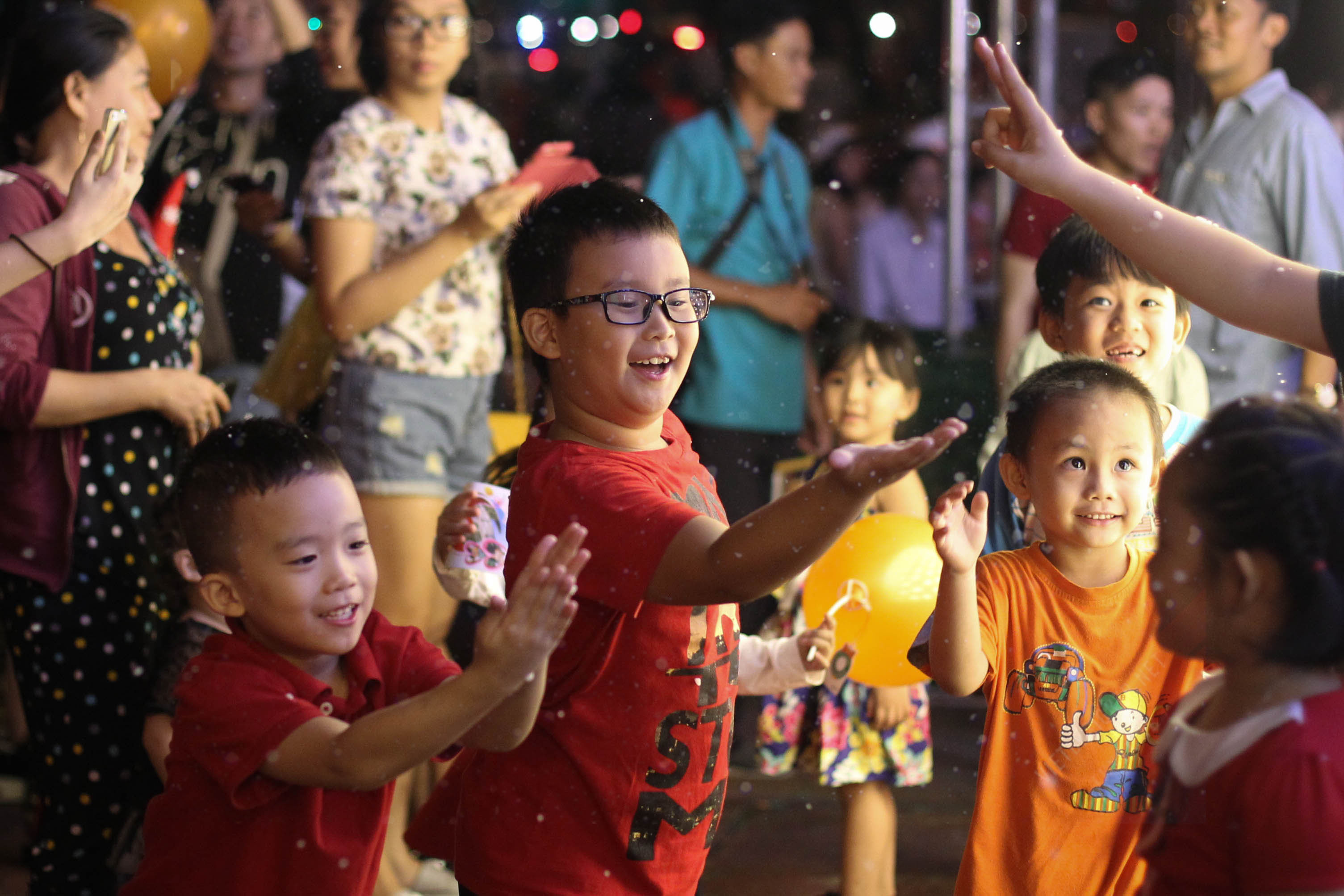 Những Bông tuyết này được thổi ra từ một hệ thống máy phun được lắp đặt phía trước Diamond Plaza. Loại tuyết nhân tạo này cũng lãng mạn và đẹp không thua kém gì mùa đông ở nước ngoài.
