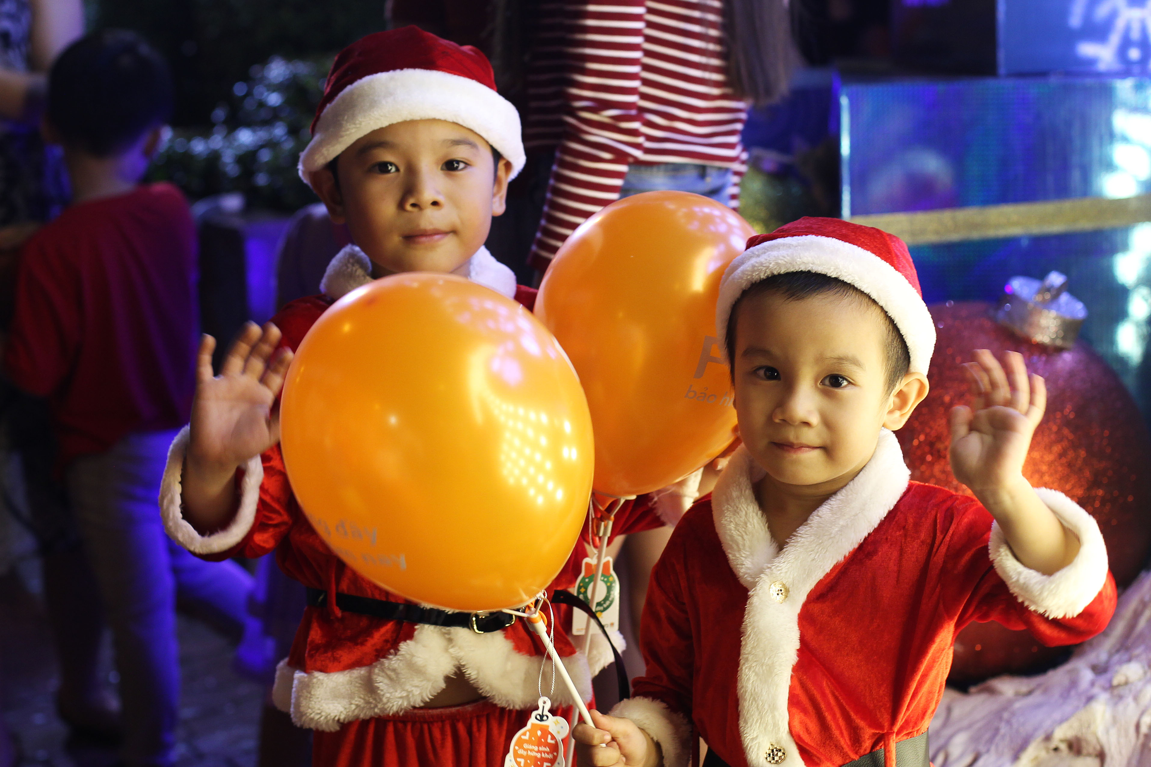 Hai bé Khai Minh và Khai Lâm được mẹ dẫn đi chơi Noel
