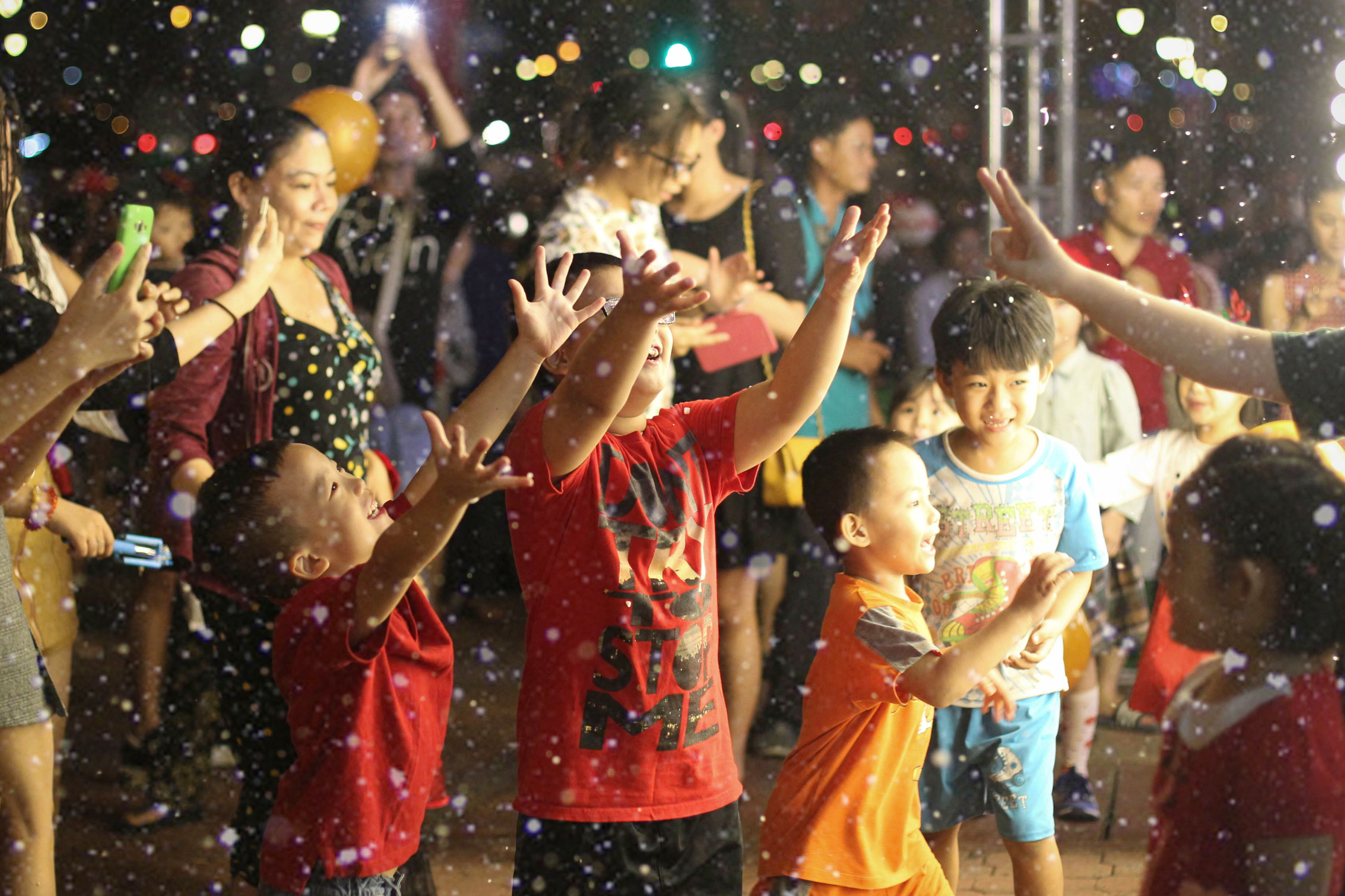 Đón Noel sớm, người Sài Gòn thích thú với "tuyết rơi" giữa TP