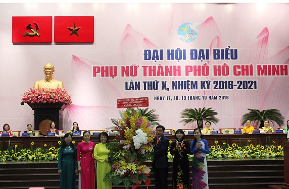 Thành ủy TP HCM tặng hoa chúc mừng Đại hội đại biểu Phụ nữ TP lần thứ X, nhiệm kỳ 2016-2021. Ảnh: Bảo Ngọc