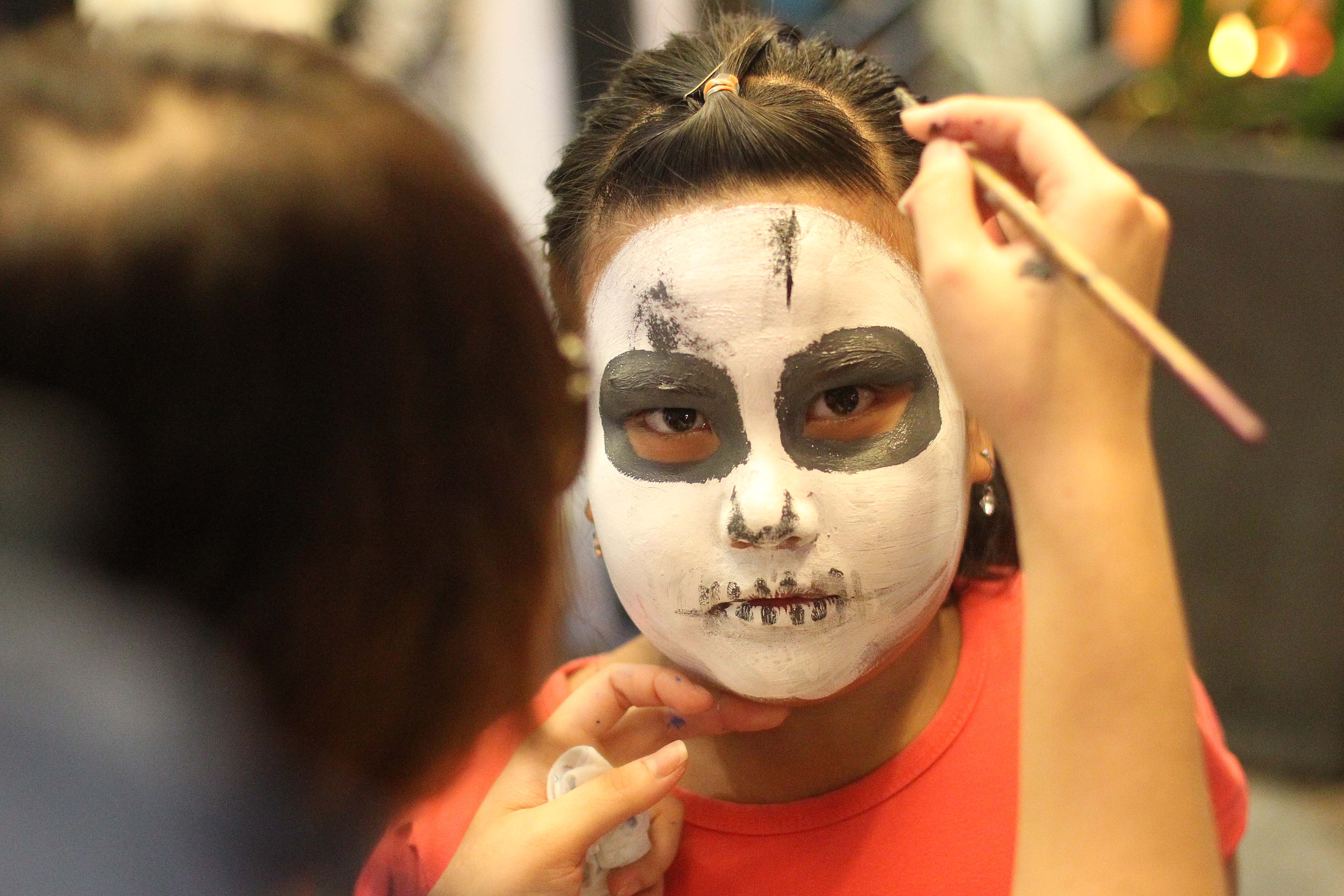 
Những em nhỏ cũng được vẽ h&oacute;a trang trong đ&ecirc;m Halloween hết sức c&ocirc;ng phu
