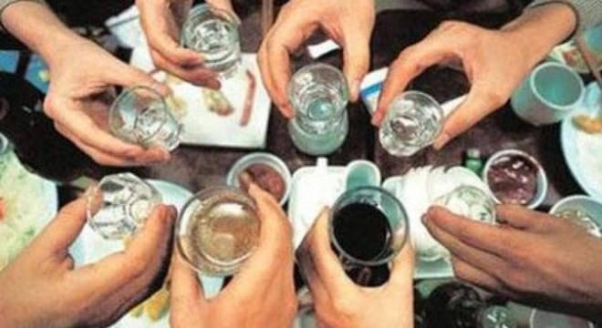 Giành hát trong tiệc tất niên, 1 thanh niên nhập viện