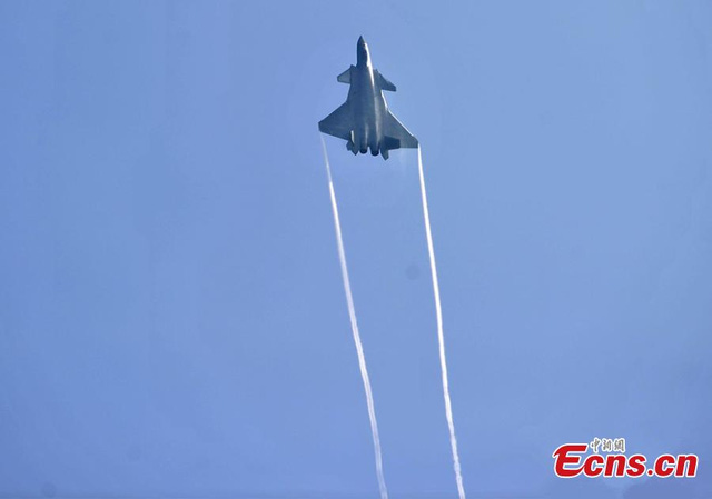 Trung Quốc trình làng máy bay tàng hình J-20