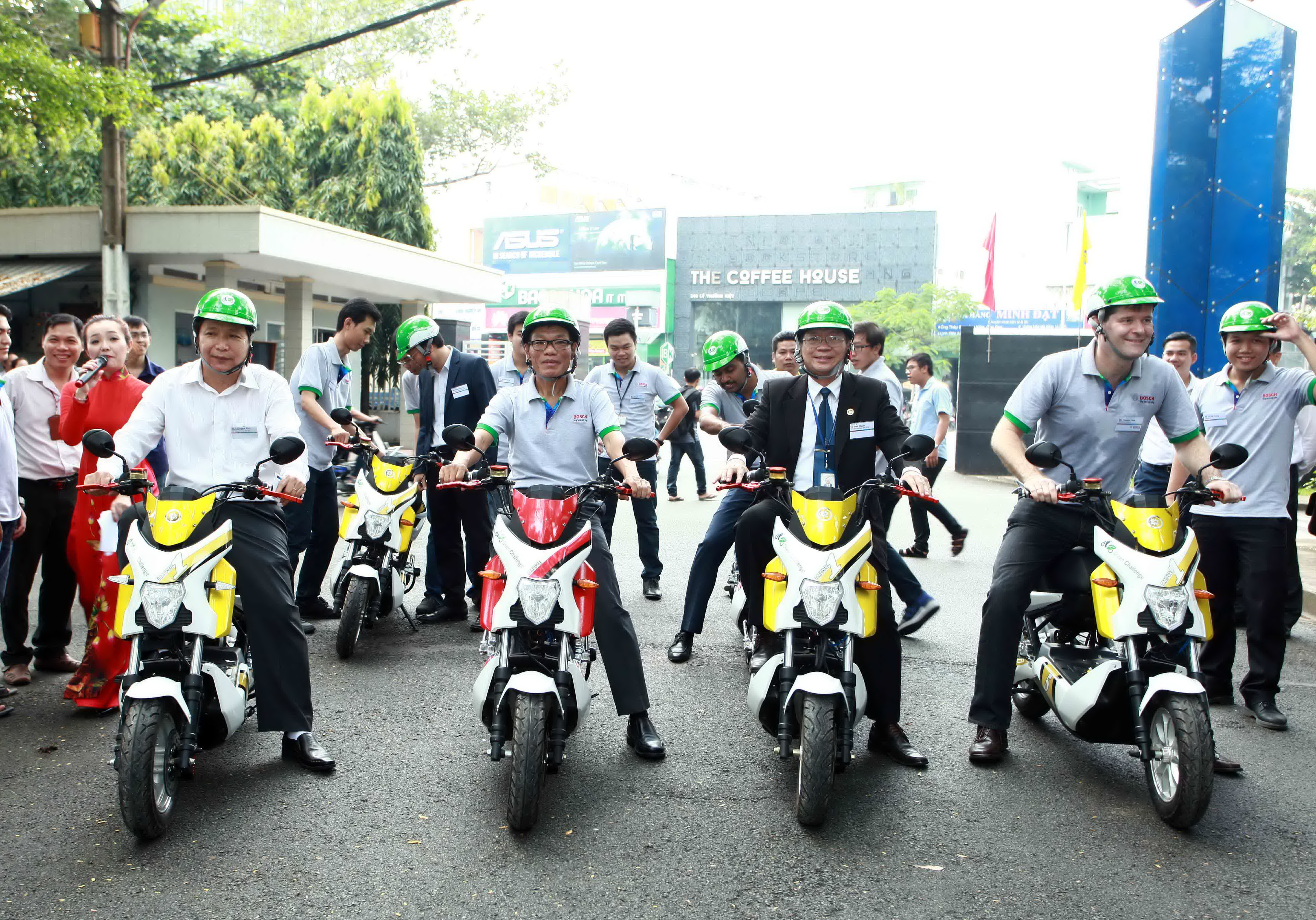 Chạy thử xe máy điện cộng đồng tại TP HCM