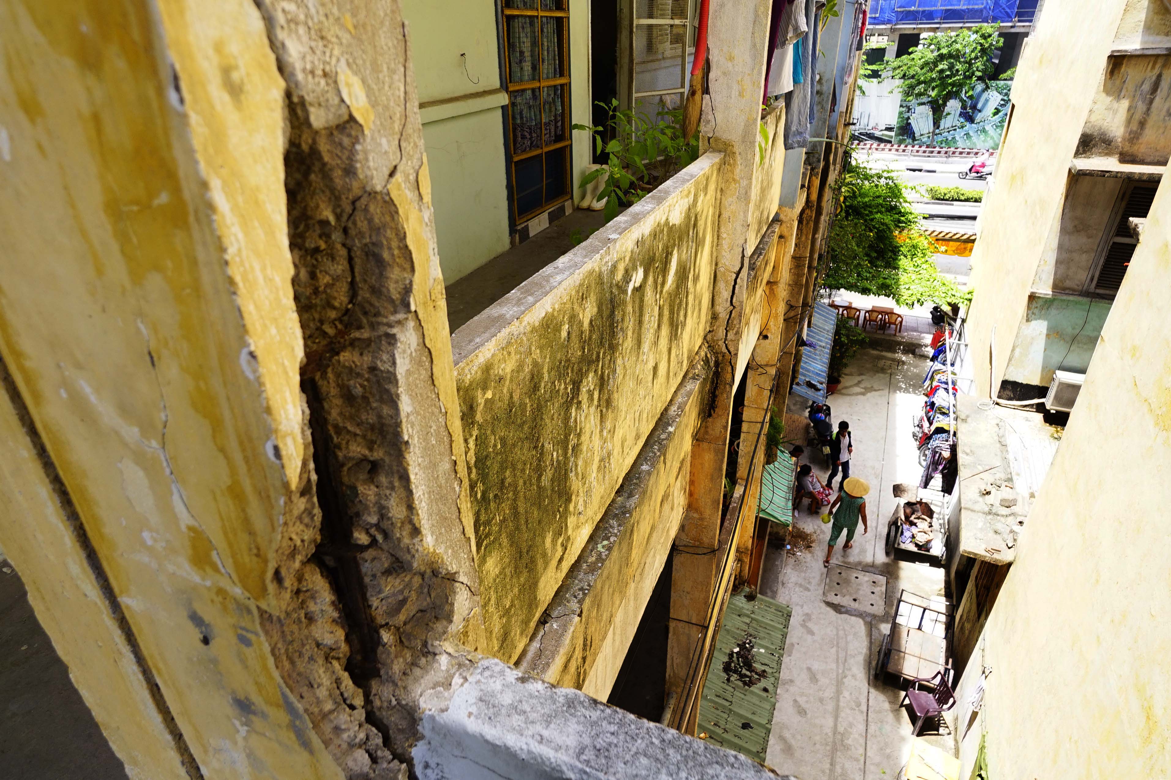 Cột nhà nứt, trụ sắt đỡ thì bị hoen gỉ