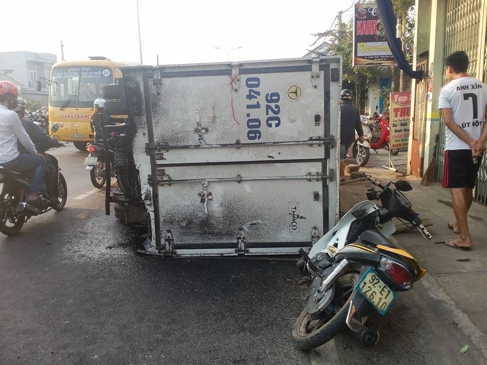 Xe tải lật, một gia đình thoát chết trong gang tấc
