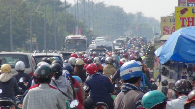 Kẹt xe trên đường về miền Tây mùng 2 Tết