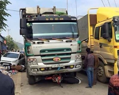 Mất lái khi nhường đường, xe tải tông 4 ô tô, xe máy