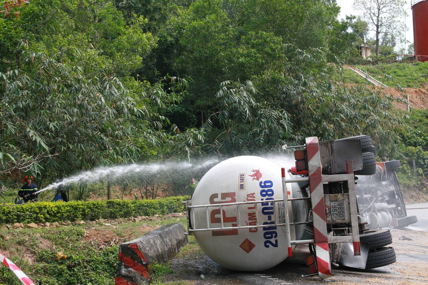 Lật xe container chở gas, đèo Hải Vân phải phong tỏa