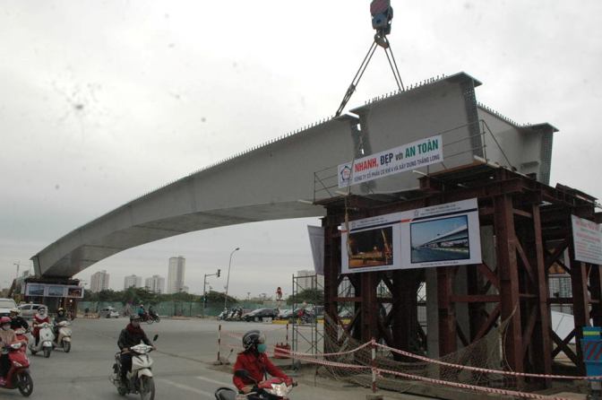 Dầm thép hơn 100 tấn rơi xuống đường: Nhà thầu nói gì?
