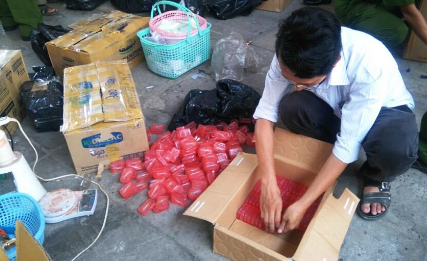 Đột kích lò sản xuất, kinh doanh mỹ phẩm lậu
