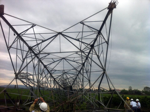 Cột điện 500 KV bị "giật" đổ, mất điện diện rộng