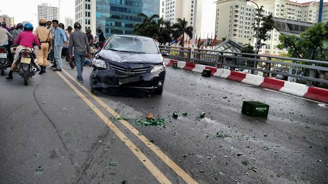 Xế hộp phóng nhanh lấn làn tông một loạt xe máy trên cầu vượt