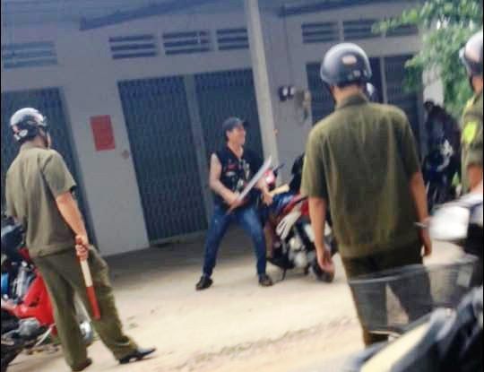 Con nghiện chém đứt 4 ngón tay bạn trai vợ cũ