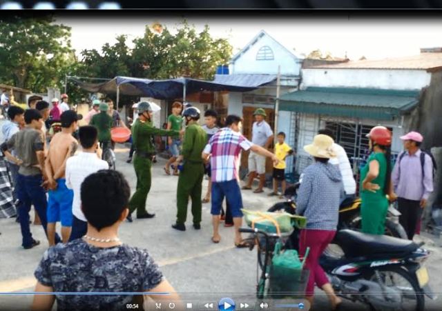 Đình chỉ 2 công an xịt hơi cay người đi xe máy