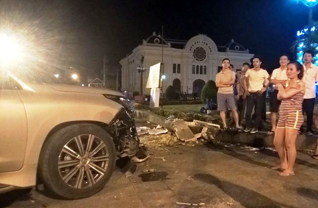 Lexus 570 tông hàng loạt xe máy, 5 người nhập viện