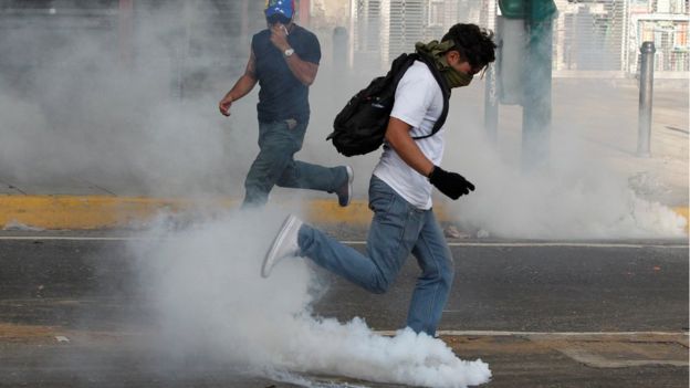 Venezuela: Thanh niên bịt mặt đụng độ cảnh sát