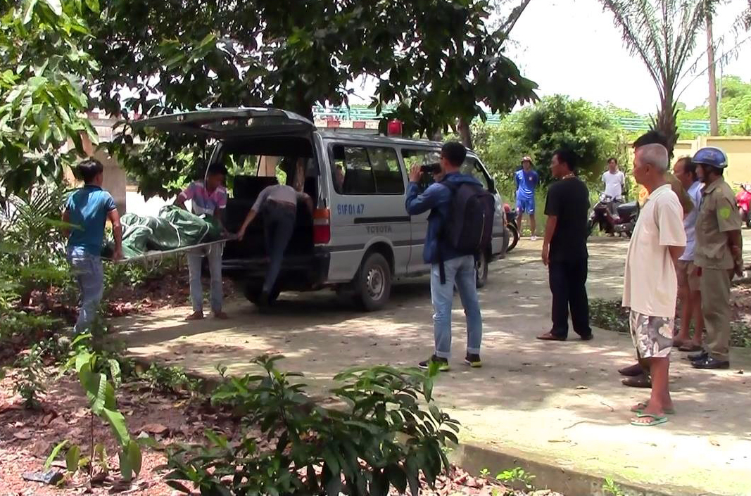 Cưa cây trong đình thần, tá hỏa thấy thi thể kề bên