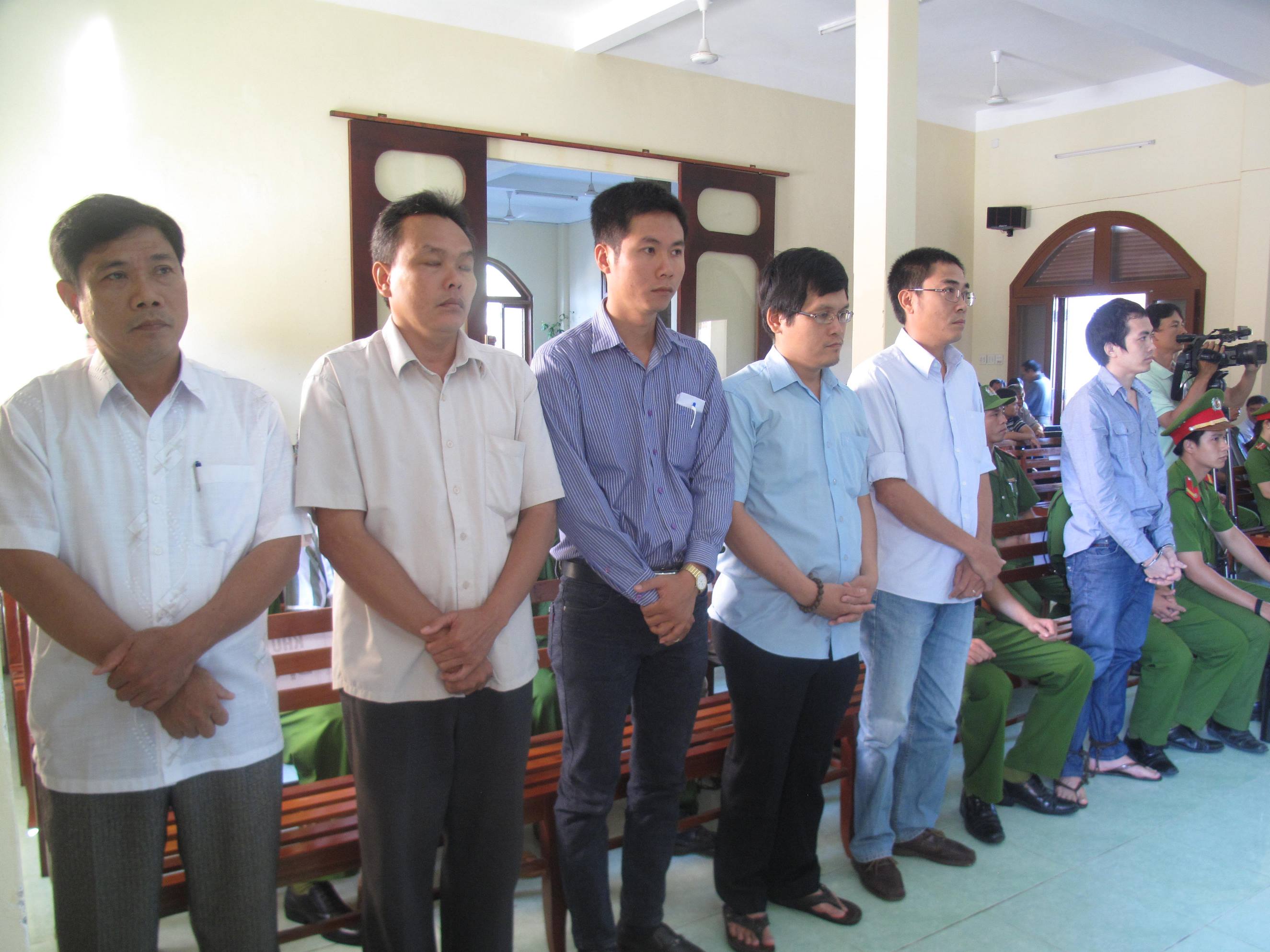 
6 bị c&aacute;o trong vụ c&ocirc;ng an d&ugrave;ng nhục h&igrave;nh dẫn đến chết nghi can tại phi&ecirc;n t&ograve;a sơ thẩm
